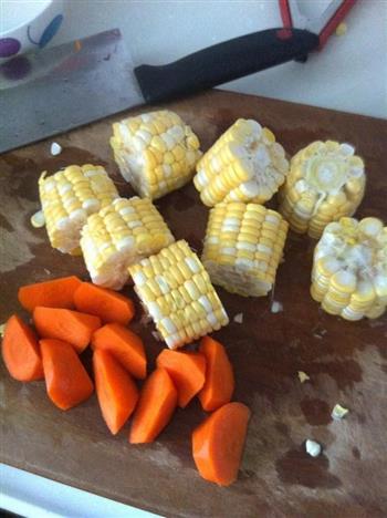 清甜玉米胡萝卜煲猪骨汤的做法图解2