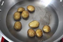 椒盐小土豆的做法步骤1