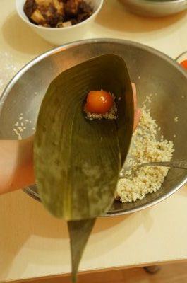 蛋黄肉粽的做法步骤7