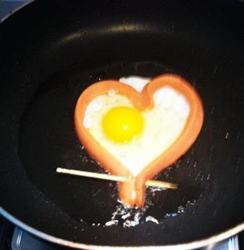 爱心火腿煎蛋的做法步骤4