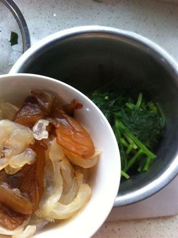 核桃海蜇拌菠菜的做法图解6