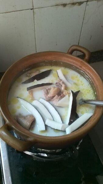 奶香椰子鸡汤的做法步骤2