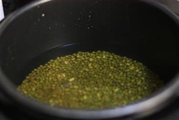 怎样做出清凉爽口的绿豆沙-冰糖玫瑰绿豆沙的做法步骤2