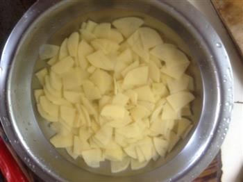 土豆炒肉片的做法图解2
