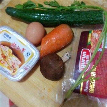 培根泡菜蛋炒饭的做法步骤1
