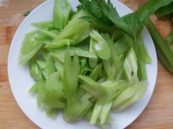 夏季爽口小菜海米炝芹菜的做法步骤1