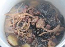 养生排骨菌汤的做法图解9