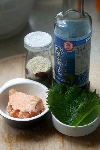 紫苏三文鱼饭团的做法步骤1