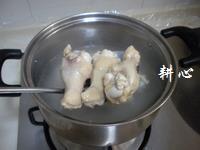田七霍斛炖鸡汤的做法步骤2