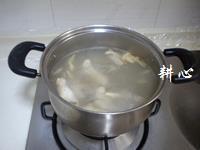 田七霍斛炖鸡汤的做法步骤5