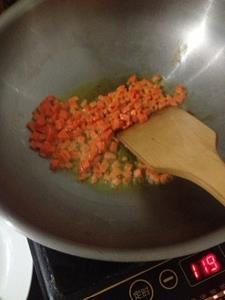 泡菜蛋炒饭的做法步骤2