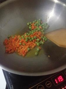 泡菜蛋炒饭的做法步骤3