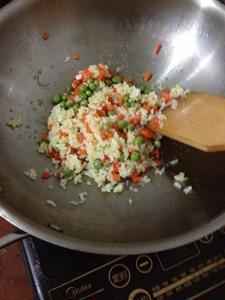 泡菜蛋炒饭的做法步骤4