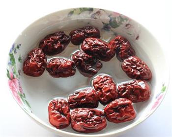 炎炎夏季巧吃苦-红枣酿苦瓜的做法步骤1