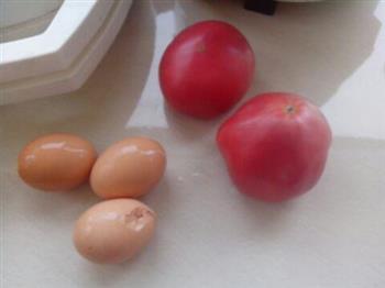 美味快手营养早餐-番茄蛋卷的做法图解1
