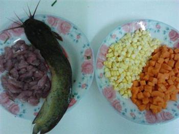 塘角鱼瘦肉玉米胡萝卜粥的做法步骤1