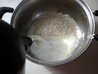 牛奶鸡蛋燕麦粥的做法图解3