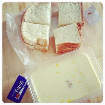 香喷喷的早餐-黄油牛奶面包片的做法步骤2