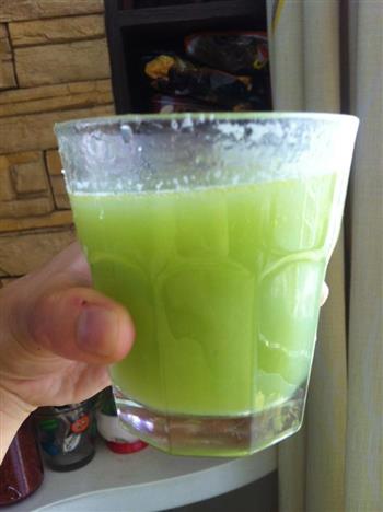猕猴桃黄瓜香瓜汁的做法步骤3