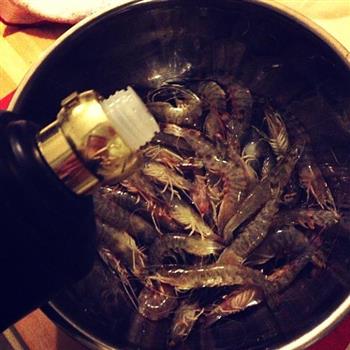 下雨天的晚餐-基围虾两吃1 白灼基围虾的做法步骤1