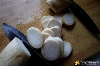 黄油玉子豆腐扣菇片的做法图解1
