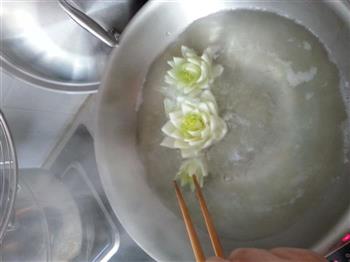 莲花竹荪鸡汤的做法步骤2