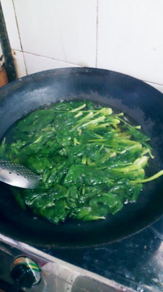 花生酱拌菠菜的做法步骤1