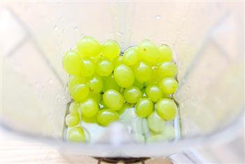 两种纯天然果汁混搭出不一样的口感-西瓜青提果冻杯的做法图解4