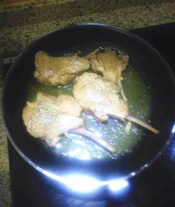 烛光晚餐——法式煎羊排佐蒜香青口的做法步骤7