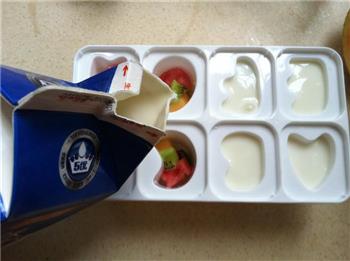 三色水果酸奶棒冰的做法步骤6