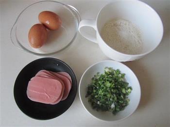 鸡蛋午餐肉卷饼的做法步骤1