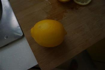 糖渍柠檬片的做法步骤1