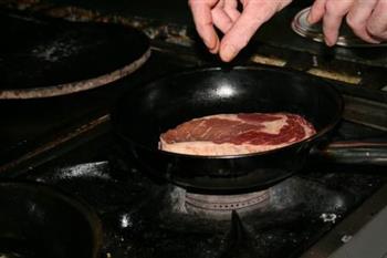 香煎澳洲安格斯眼肉牛排的做法步骤1