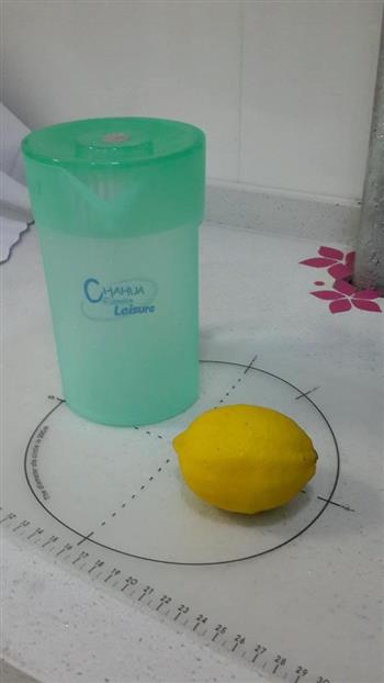 冰镇柠檬蜂蜜水的做法步骤1