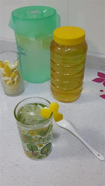 冰镇柠檬蜂蜜水的做法步骤2