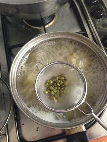 美容减肥的绿豆薏仁汤的做法图解5