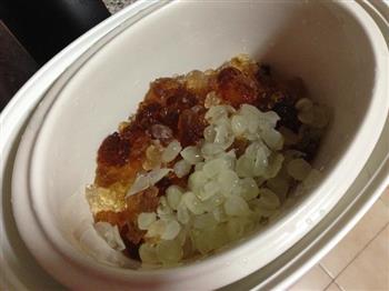 桃胶炖皂角米 让你面若桃花的做法步骤1