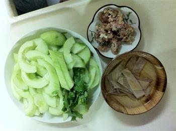 潮菜-黄瓜鱿鱼清汤的做法图解1