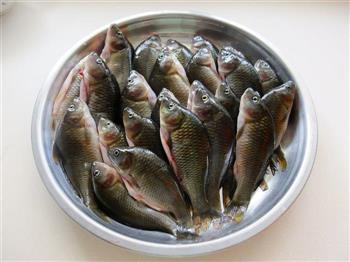 酸豆角焖禾花鱼的做法步骤1