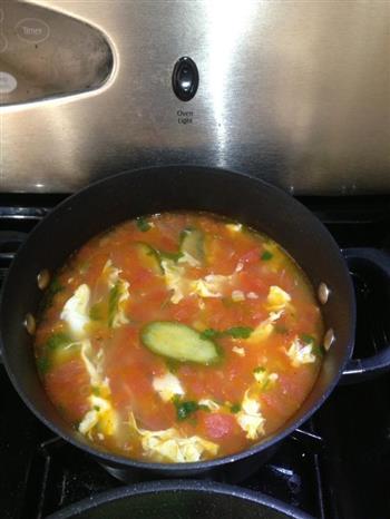 黄瓜西红柿粉丝汤的做法步骤1