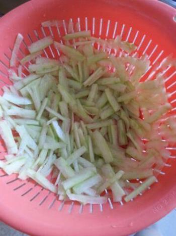 夏季古着味的下饭小菜-豆豉炒西瓜皮的做法步骤1