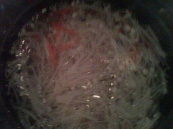 凉拌金针菇三丝的做法步骤3
