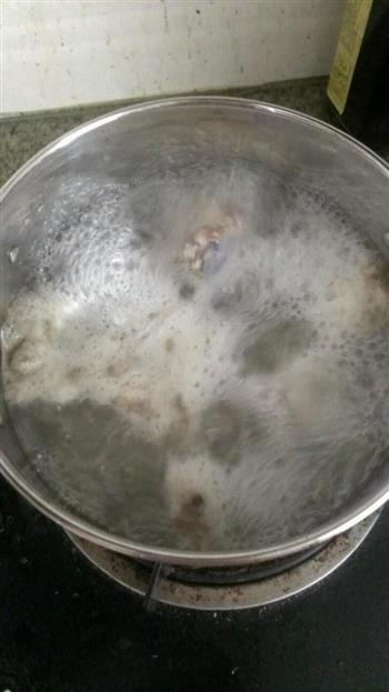 红枣玉米羊骨汤的做法图解1