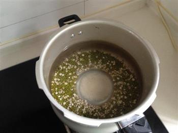 薏米绿豆南瓜汤的做法步骤2
