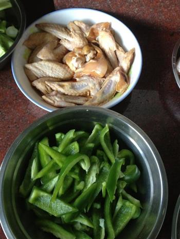 青椒鸡翅简单家常菜的做法步骤1