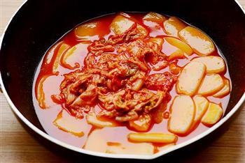 韩式辣白菜炒年糕的做法步骤6