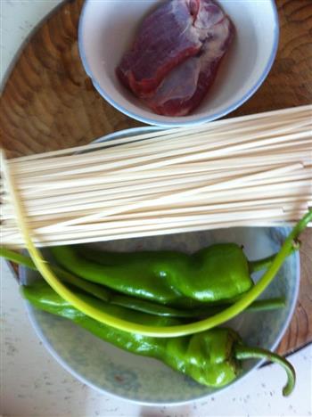 青椒肉丝面的做法步骤1