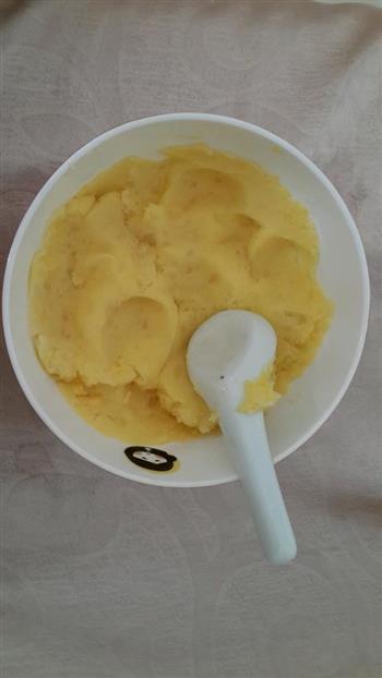 蛋黄土豆泥拌饭的做法图解1