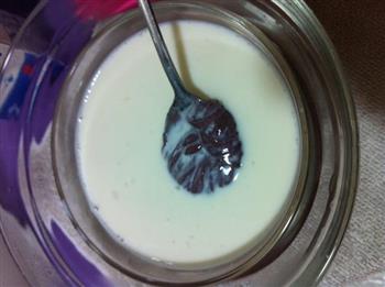 蓝莓牛奶果冻的做法步骤3