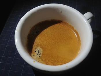 拿铁-雕刻花式咖啡的做法步骤1